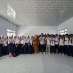 Kepala Tim Cegah Satgaswil Gorontalo Densus 88 Antiteror Polri, Teguh Pribadi, bersama siswa SMA Negeri 5 Kota Gorontalo usai sosialisasi bahaya paham IRET pada MPLS Ramah 2026, Senin (6/7/2026). [Foto: Densus 88/YI].