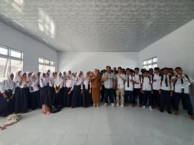 Kepala Tim Cegah Satgaswil Gorontalo Densus 88 Antiteror Polri, Teguh Pribadi, bersama siswa SMA Negeri 5 Kota Gorontalo usai sosialisasi bahaya paham IRET pada MPLS Ramah 2026, Senin (6/7/2026). [Foto: Densus 88/YI].