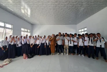 Kepala Tim Cegah Satgaswil Gorontalo Densus 88 Antiteror Polri, Teguh Pribadi, bersama siswa SMA Negeri 5 Kota Gorontalo usai sosialisasi bahaya paham IRET pada MPLS Ramah 2026, Senin (6/7/2026). [Foto: Densus 88/YI].