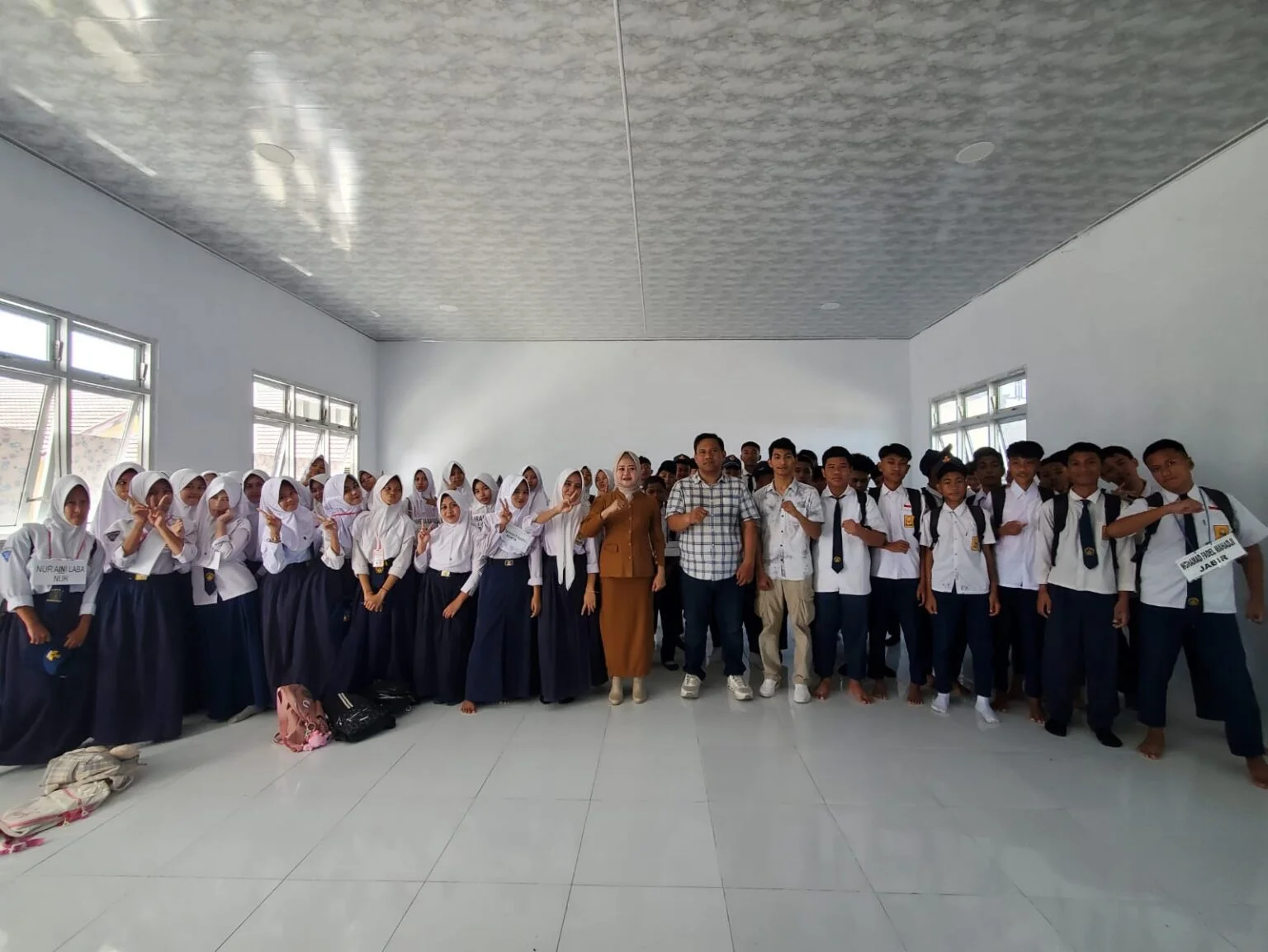 Kepala Tim Cegah Satgaswil Gorontalo Densus 88 Antiteror Polri, Teguh Pribadi, bersama siswa SMA Negeri 5 Kota Gorontalo usai sosialisasi bahaya paham IRET pada MPLS Ramah 2026, Senin (6/7/2026). [Foto: Densus 88/YI].