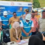Wakil Gubernur Gorontalo, Idah Syahidah Rusli Habibie, saat menandatangani dokumen pelaksanaan pemasangan kabel bawah laut. Selasa (7/7/2026). [Foto: Sucipto].
