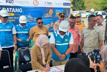 Wakil Gubernur Gorontalo, Idah Syahidah Rusli Habibie, saat menandatangani dokumen pelaksanaan pemasangan kabel bawah laut. Selasa (7/7/2026). [Foto: Sucipto].