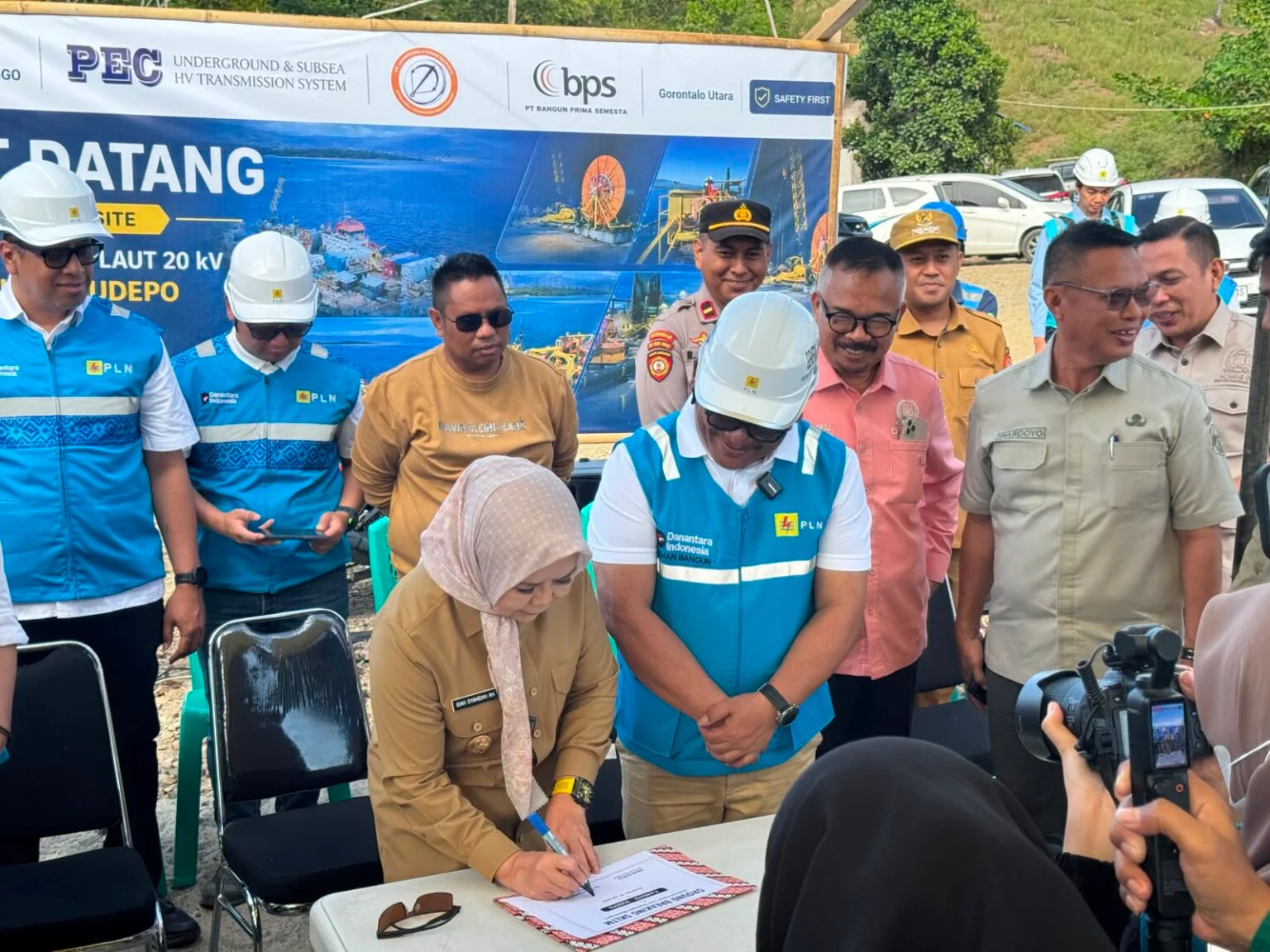 Wakil Gubernur Gorontalo, Idah Syahidah Rusli Habibie, saat menandatangani dokumen pelaksanaan pemasangan kabel bawah laut. Selasa (7/7/2026). [Foto: Sucipto].